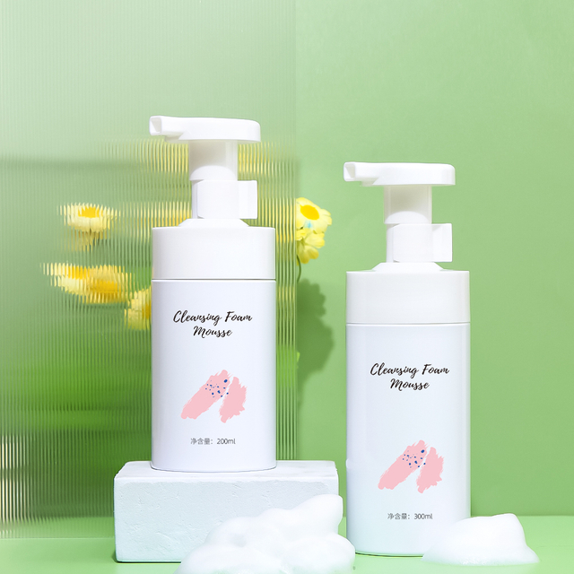 Новая белая пенопластовая бутылка емкостью 200 мл с зажимом